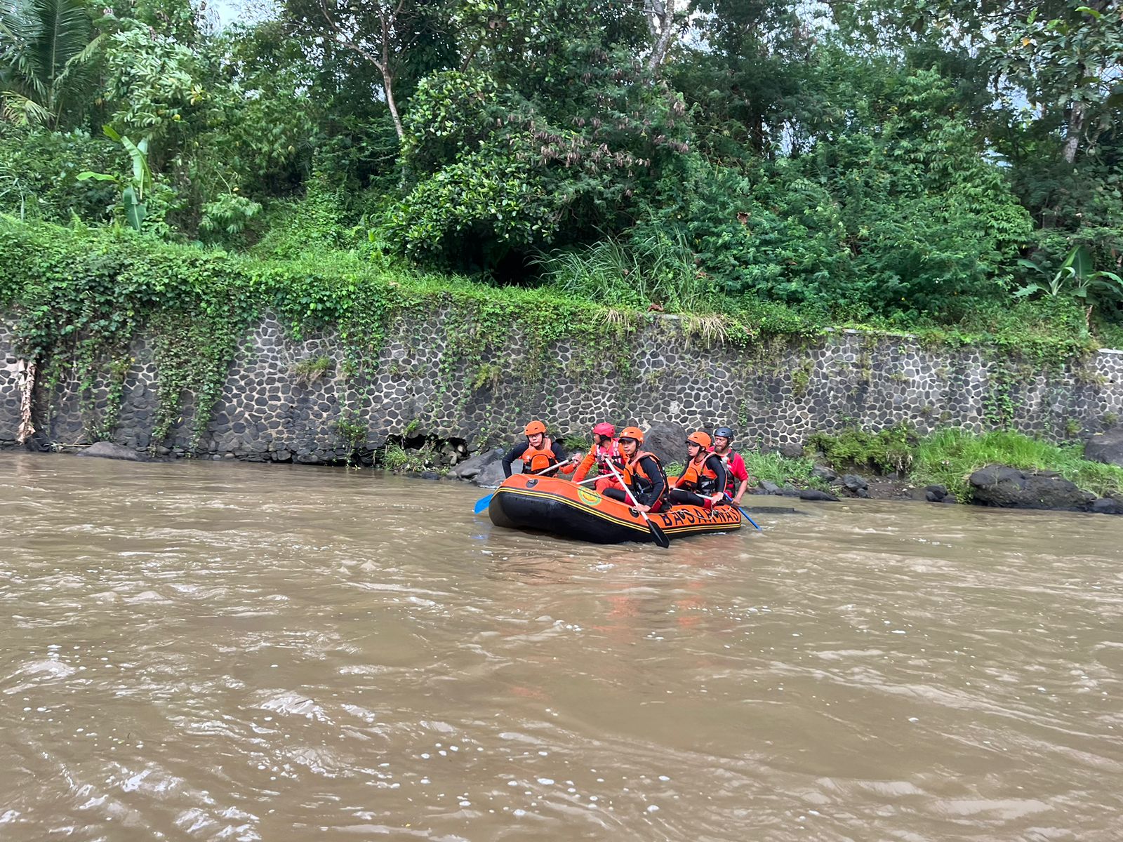 Tim SAR Gabungan Evakuasi Korban Terseret Arus di Sungai Citanduy Tasikmalaya