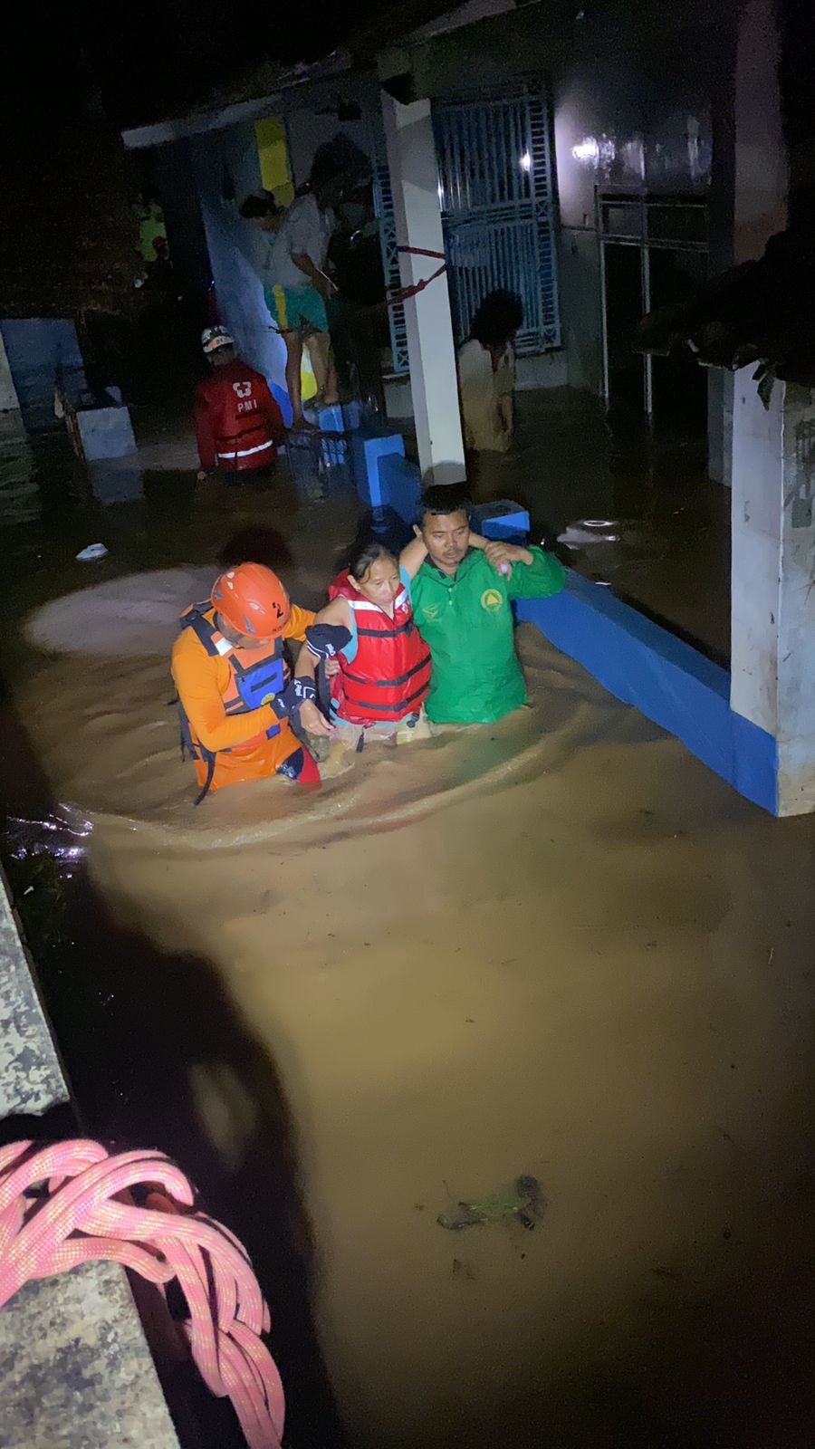 Tim SAR Gabungan Evakuasi Warga Terdampak Banjir di Kecamatan Banjaran